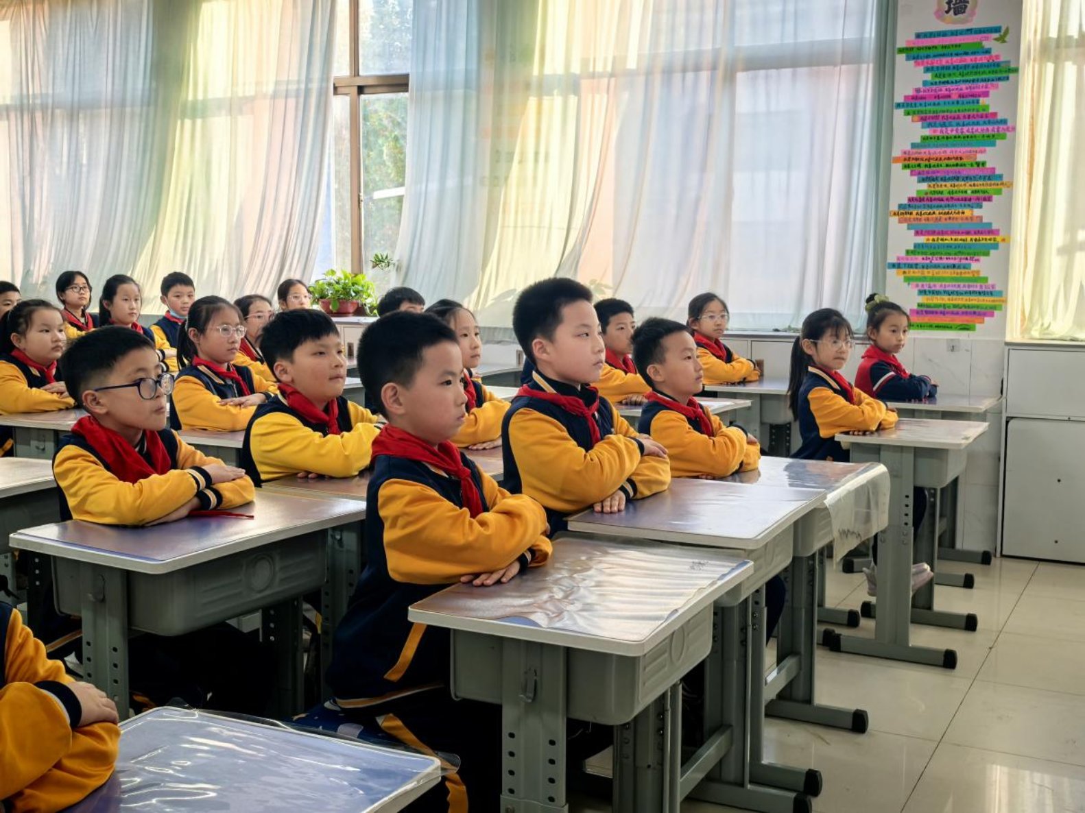 全会精神润童心:将理想信念种进孩子们的心间