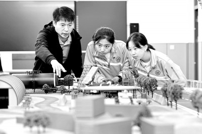 “头雁”引航,共创县中教育新生态 “头雁”引航,共创县中教育新生态