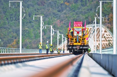 西十高铁全线铺轨贯通