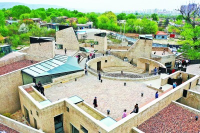 走，去逛逛村里的美术馆