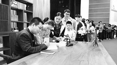 驻校作家计划塑造新的人文空间