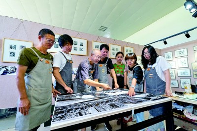 大庆版画:用刀木书写工业史诗 大庆版画:用刀木书写工业史诗