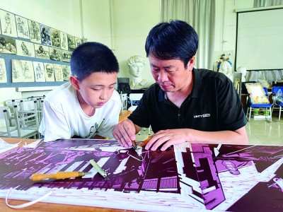 大庆版画:用刀木书写工业史诗 大庆版画:用刀木书写工业史诗