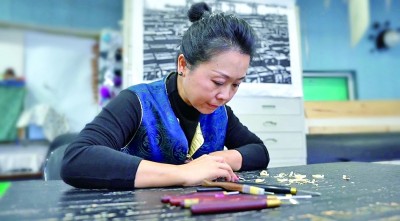 大庆版画:用刀木书写工业史诗 大庆版画:用刀木书写工业史诗