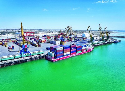 世界经济：机遇与挑战交织