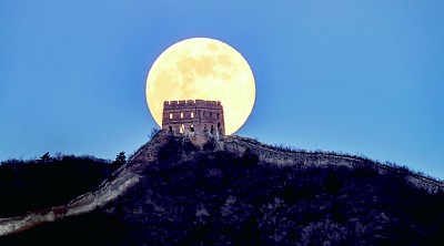 2026年首个超级月亮现身天宇