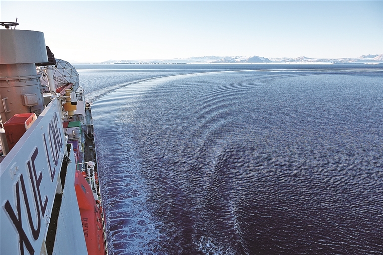 “雪龙”号离开秦岭站