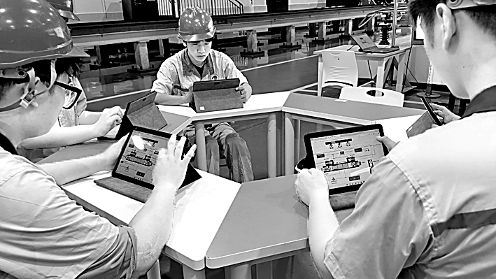 破解“看得见、做不好”难题——高技能人才培养,让产业前沿与教育课堂“握手” 破解“看得见、做不好”难题——高技能人才培养,让产业前沿与教育课堂“握手”