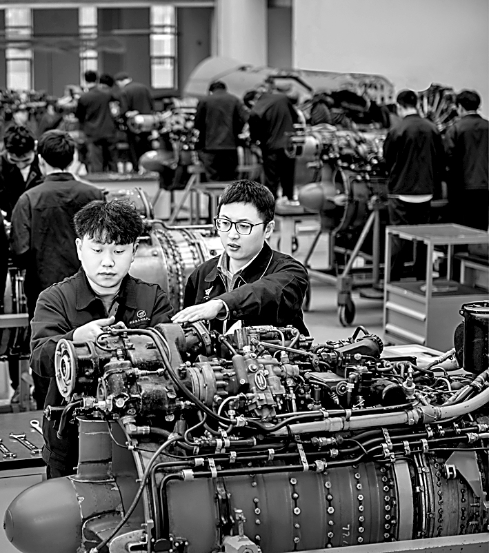 破解“看得见、做不好”难题——高技能人才培养,让产业前沿与教育课堂“握手” 破解“看得见、做不好”难题——高技能人才培养,让产业前沿与教育课堂“握手”