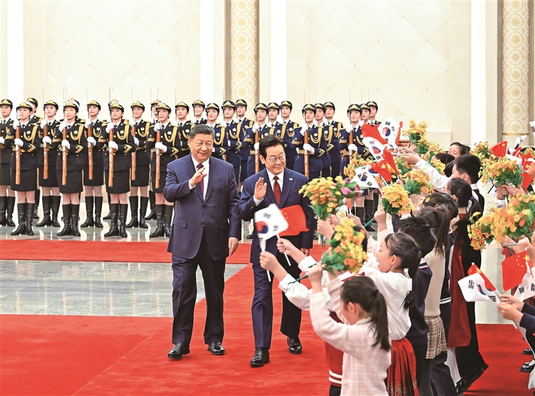 习近平同韩国总统李在明举行会谈 习近平同韩国总统李在明举行会谈