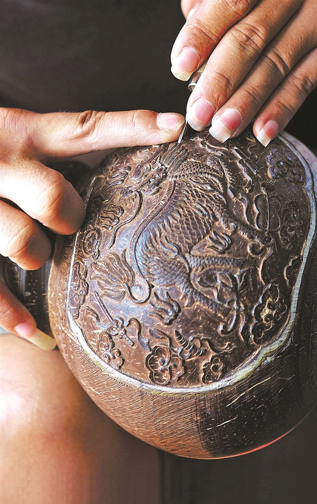 海南椰雕:一刀一刻映椰影 海南椰雕:一刀一刻映椰影