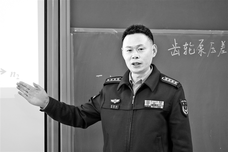 “战鹰”健康的守护者——记空军工程大学教授彭靖波 “战鹰”健康的守护者——记空军工程大学教授彭靖波