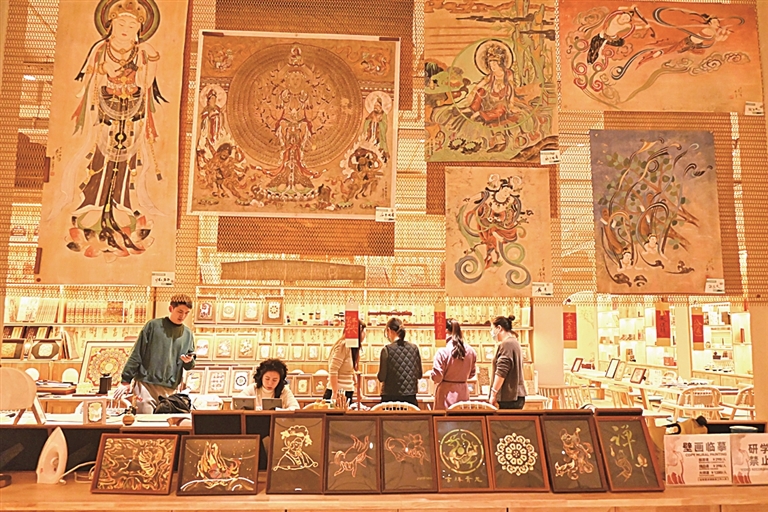 将流散的敦煌丝绸“采”回家