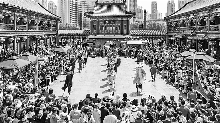 天津鼓楼商圈：文气融入烟火气 人潮激活消费潮