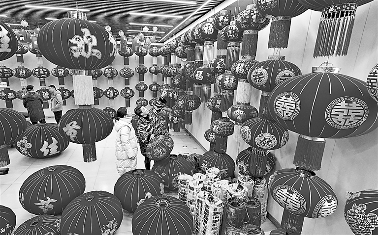 赶制宫灯迎佳节