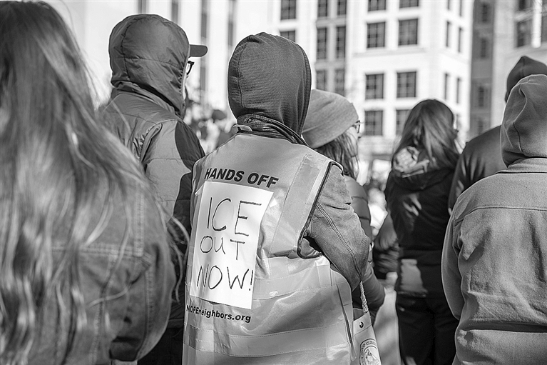 关闭大门的代价：激进移民政策如何撕裂美国社会