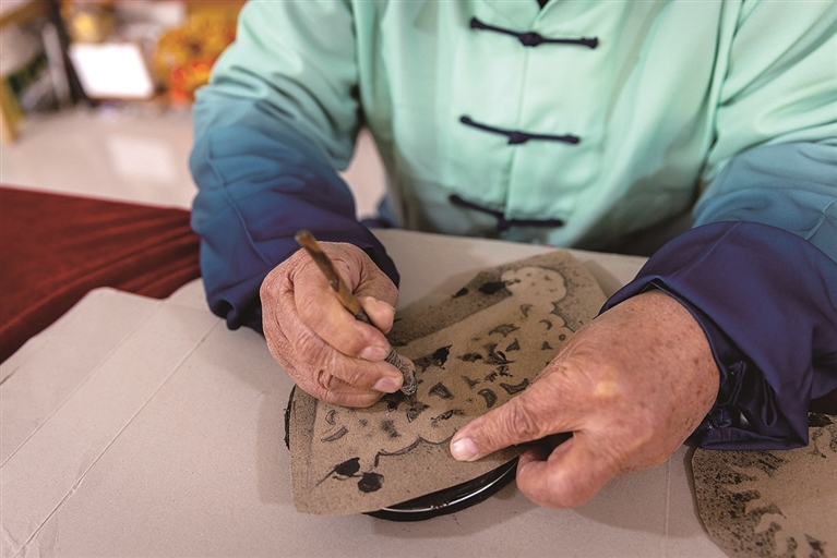 河北定兴盔头：“顶上功夫”见证梨园春秋