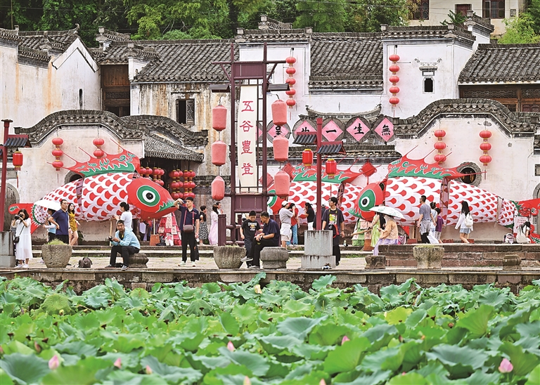 全国乡村工匠超13万人，带动乡村500多万人就业增收——老手艺成就“新饭碗”