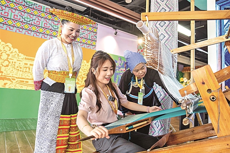 全国乡村工匠超13万人，带动乡村500多万人就业增收——老手艺成就“新饭碗”