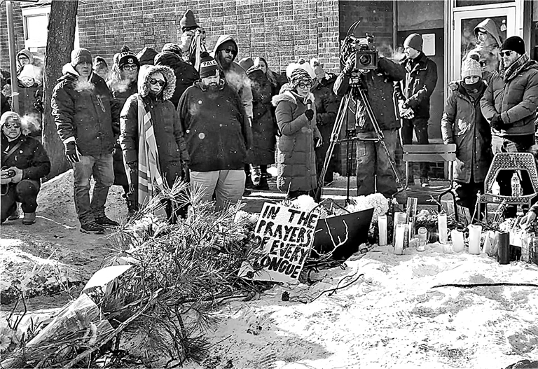 美国明尼阿波利斯民众悼念移民执法枪击事件遇难者