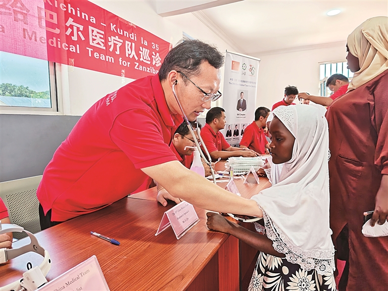 中国援桑给巴尔医疗队在当地孤儿院开展义诊活动