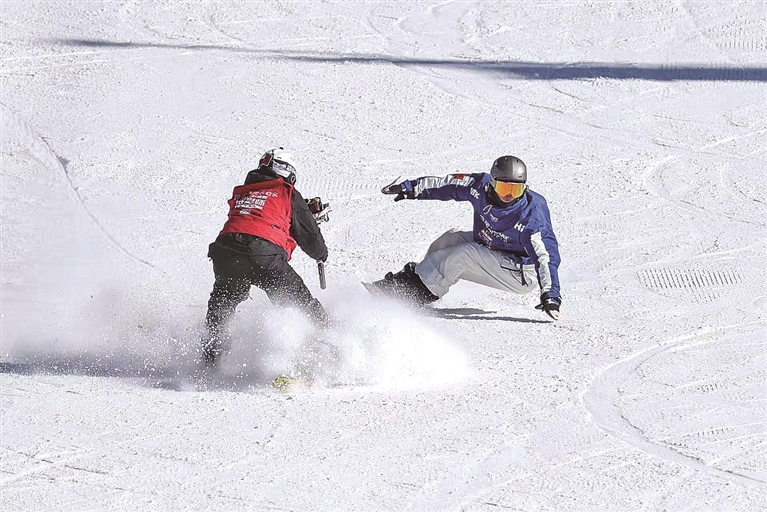 让更多人爱上滑雪——新疆:冰雪运动火遍天山南北 让更多人爱上滑雪——新疆:冰雪运动火遍天山南北