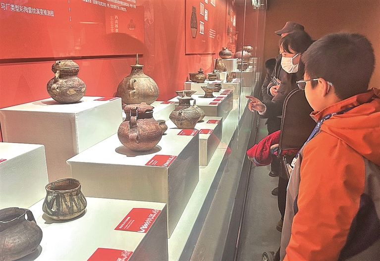 讲述一段跨越4000余年的文明传播故事 “从黄河到天山——史前彩陶的西渐之路”文物大展在甘肃展出