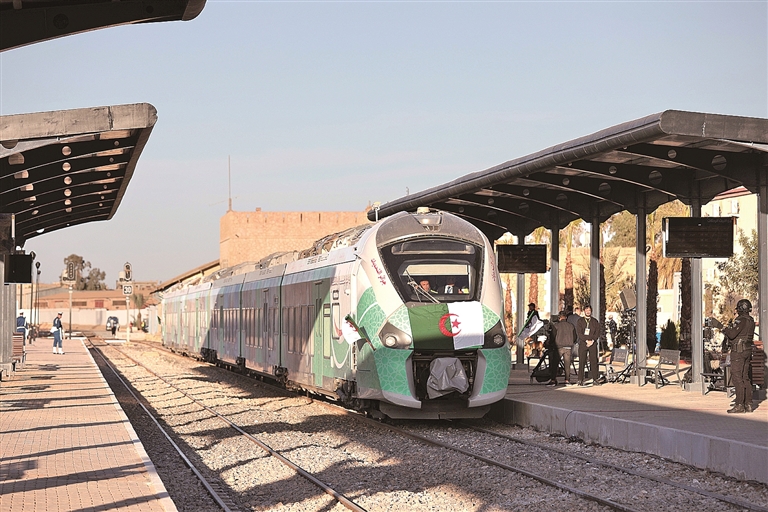 中企承建非洲首条沙漠重载铁路建成通车