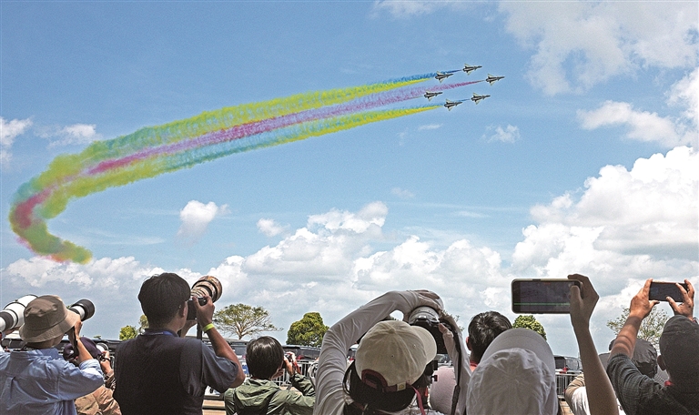 中国空军八一飞行表演队亮相第十届新加坡航展