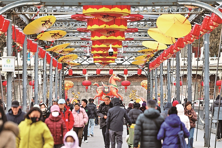 黄河百年铁桥 灯笼高挂迎新