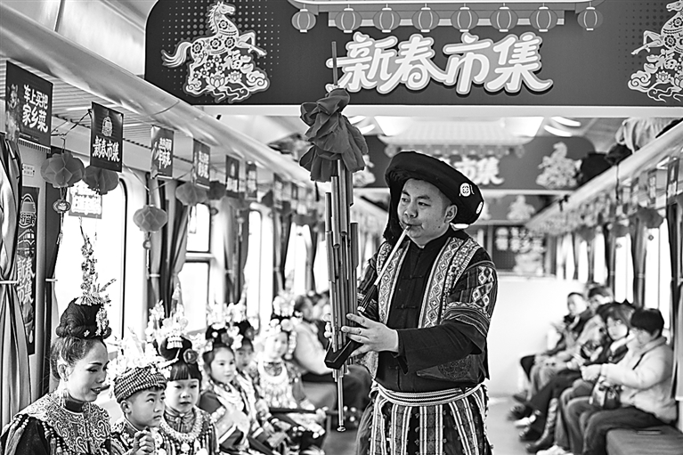【春运进行时】山区“慢火车” 新春年味足
