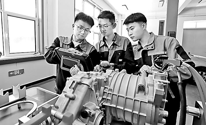 告别“黑板上开拖拉机”——职业实训如何打通产学“断层”