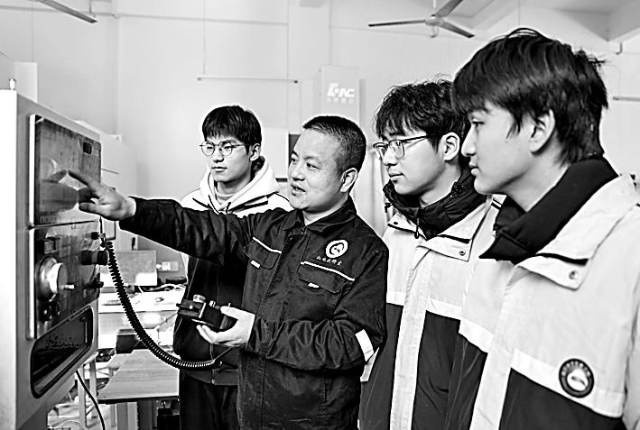 告别“黑板上开拖拉机”——职业实训如何打通产学“断层”