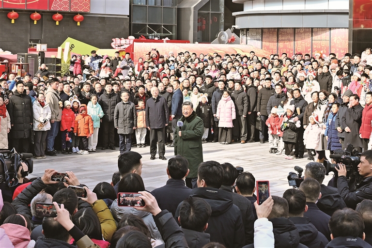 习近平春节前夕在北京看望慰问基层干部群众