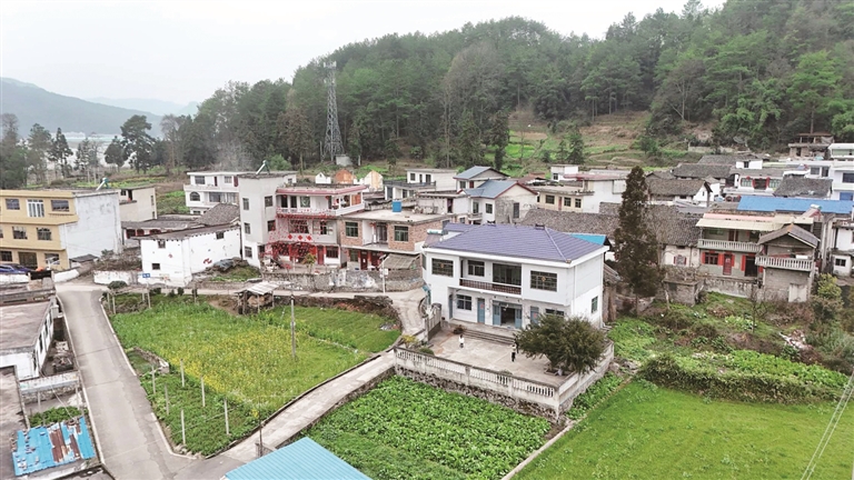 【新春走基层·走进贵州】园区村：“过年喽，生意好！”