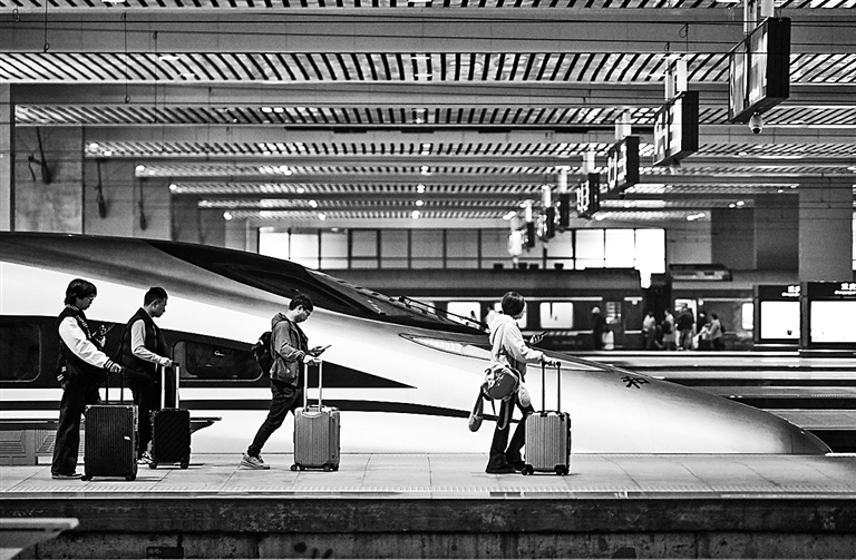 全国铁路迎来返程客流最高峰