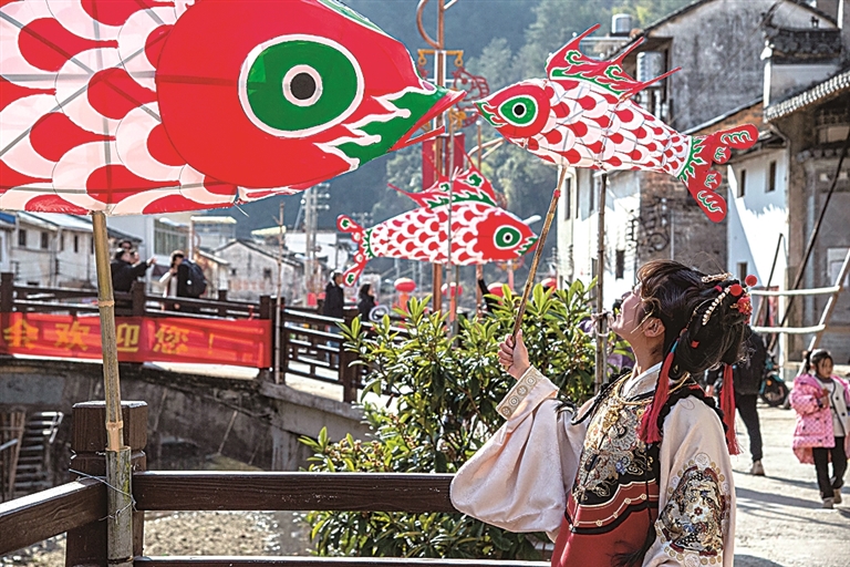 古村嬉鱼灯 古村嬉鱼灯