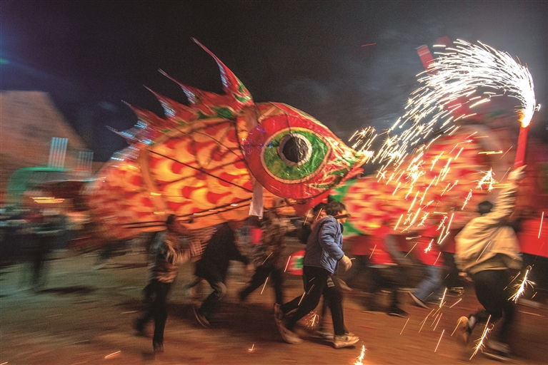 古村嬉鱼灯 古村嬉鱼灯