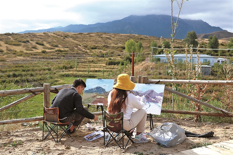 新疆昌吉州吉木萨尔县新地乡小分子村:丹青焕彩,村民执笔绘振兴 新疆昌吉州吉木萨尔县新地乡小分子村:丹青焕彩,村民执笔绘振兴