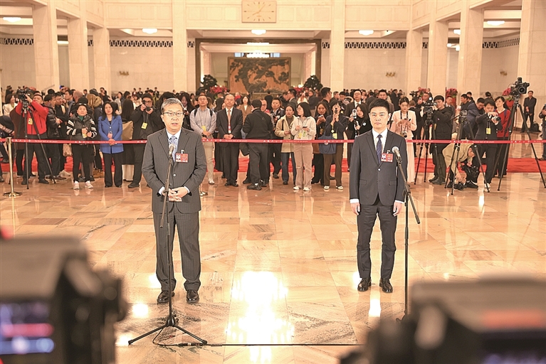 汇聚民智谋良策 实干笃行担使命——十四届全国人大四次会议首场“代表通道”速写