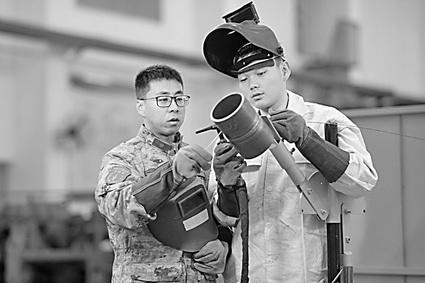 保障打赢的“技术工匠”——记火箭军某部工程师王江帆