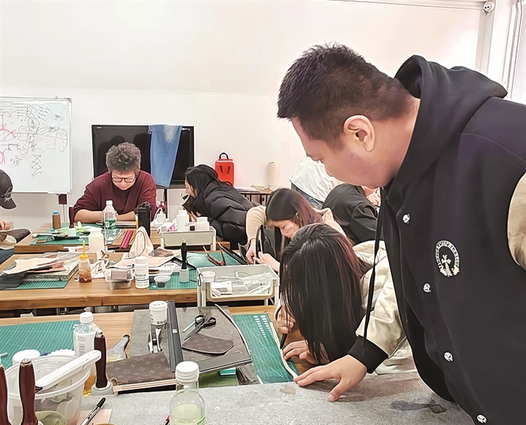 旅顺皮雕：一刀一刻凝匠心