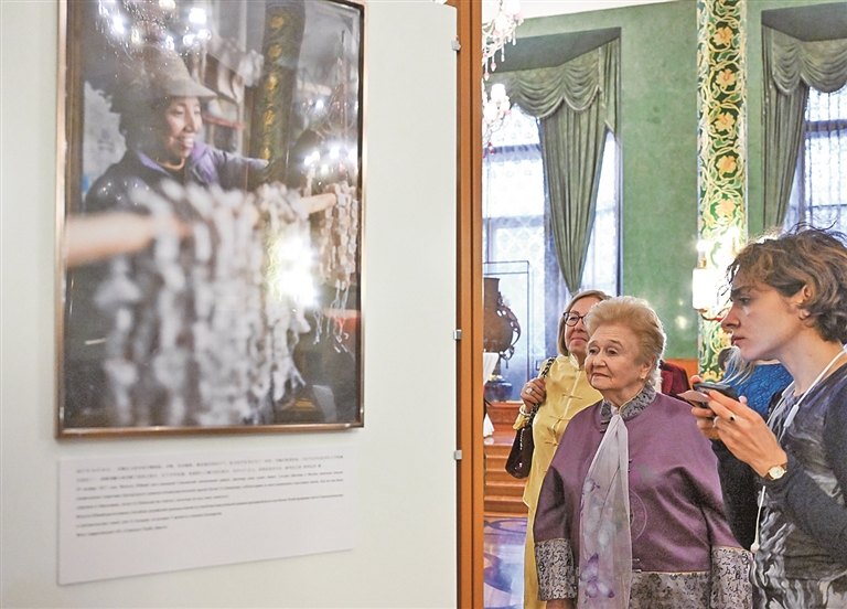 中国妇女事业发展成就图片展在莫斯科举行 中国妇女事业发展成就图片展在莫斯科举行