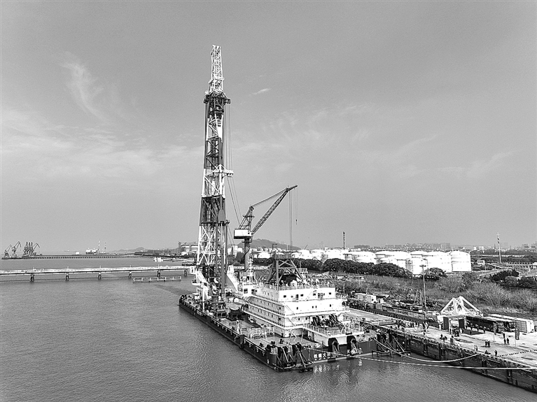 全球领先打桩船在江苏南通交付