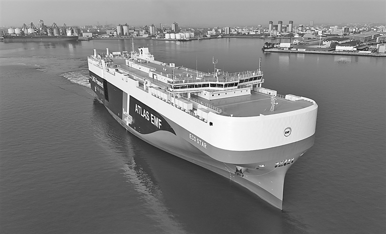 山东龙口：国产7000车位双燃料汽车运输船投运