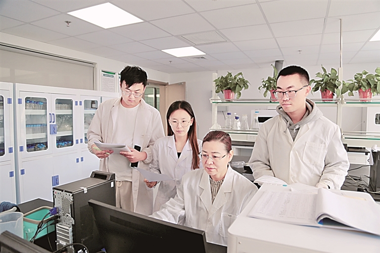 用小小花生助力稳粮增油