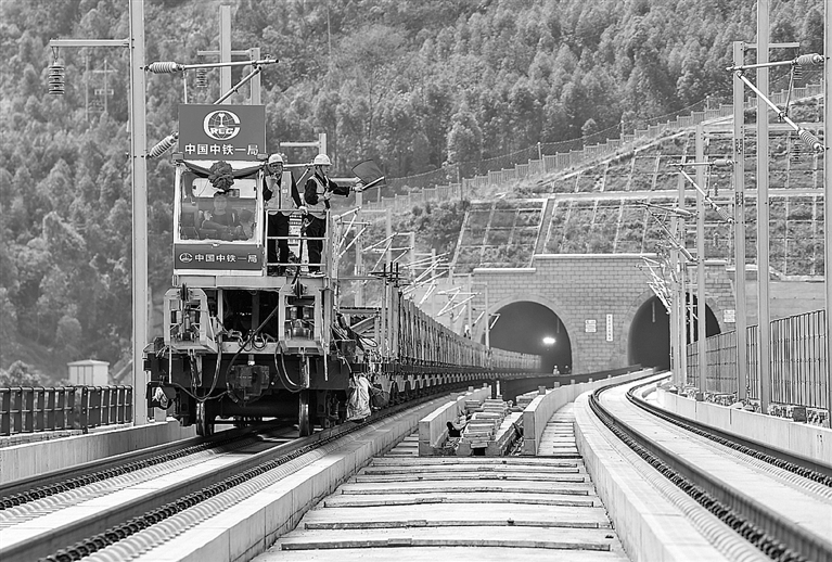 渝万高铁全线铺轨工程启动