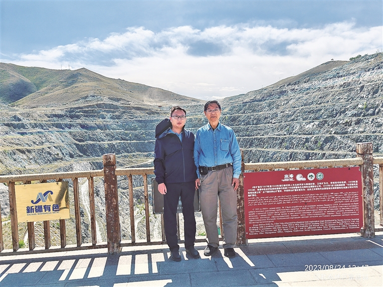 在前方引路的身影