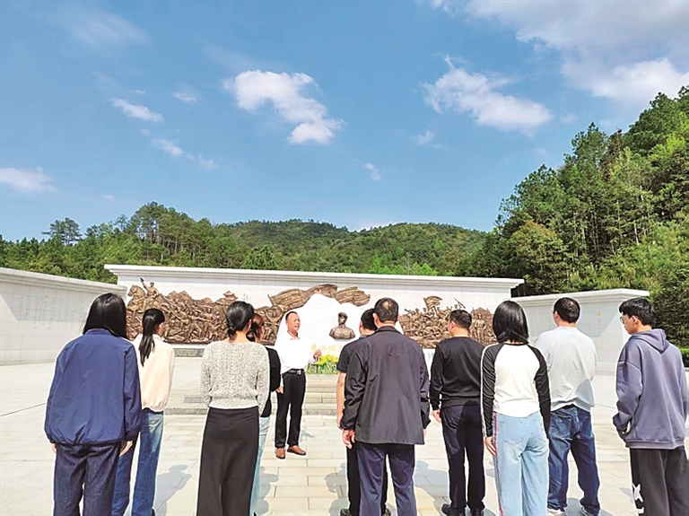 井冈山：人们以各种形式祭奠先烈