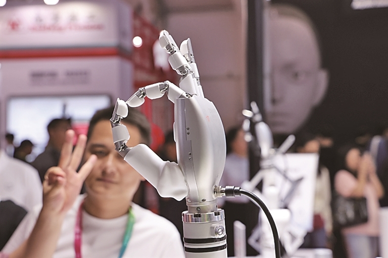 数字时代不缺席 银发族拥抱智能新生活